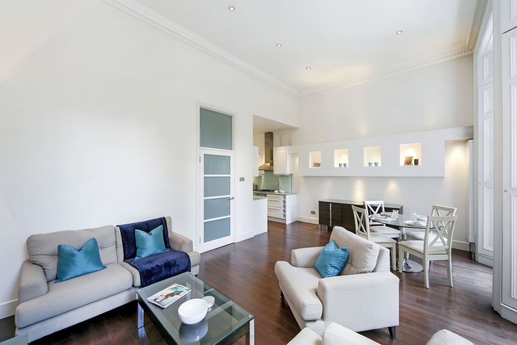 Property photo 3 of 11 Reception 2