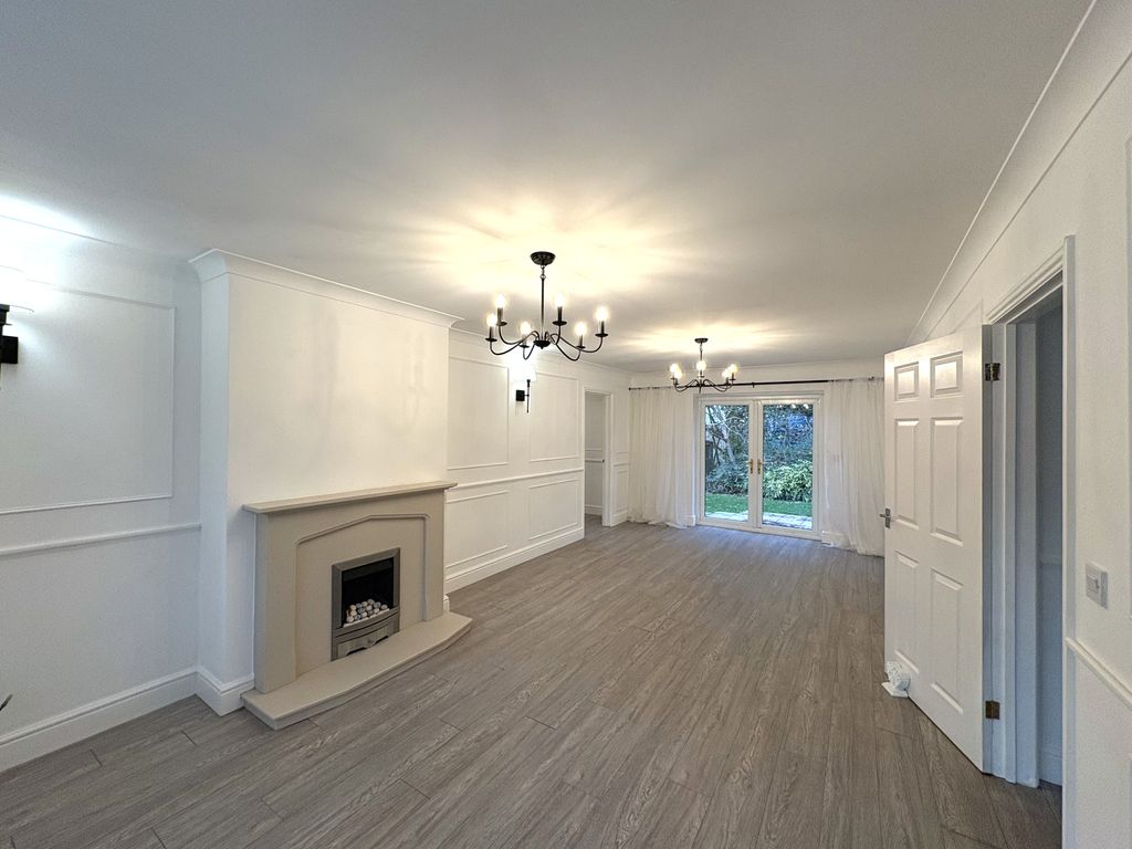 Property photo 2 of 17 Lounge & Dining Area