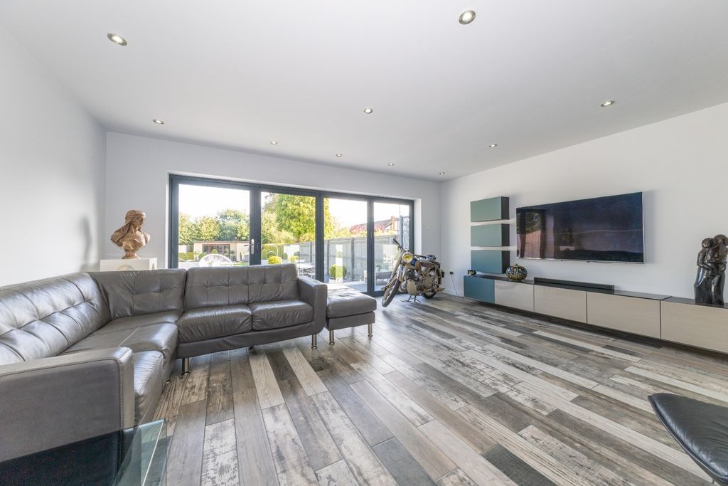 Property photo 2 of 27 4550301