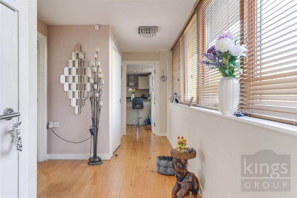 Property photo 3 of 16 Entrance Hall.Jpg