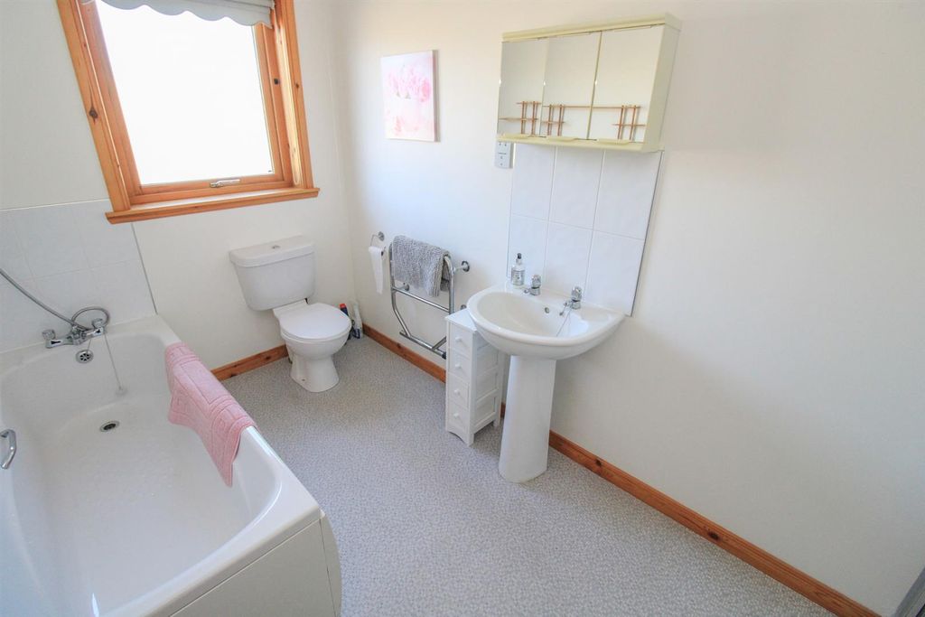 Property photo 2 of 18 Bathroom