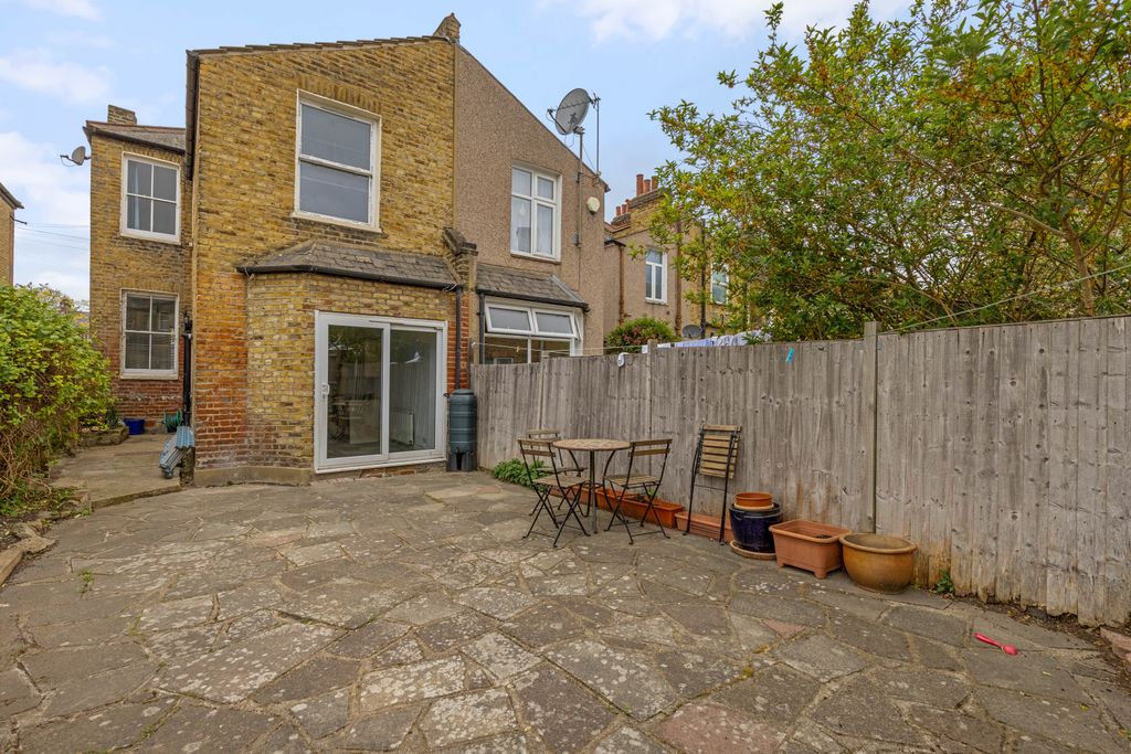 Property photo 3 of 11 21 Rathfern Road, Se6 - 6