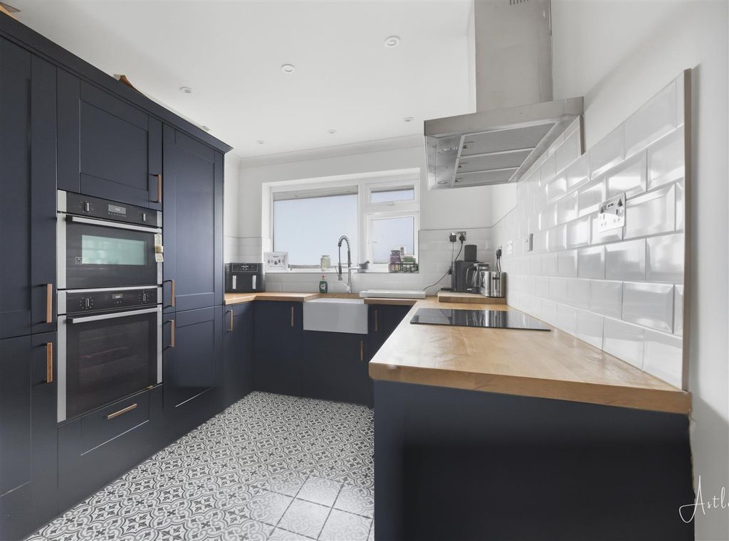 Property photo 3 of 31 Kitchen