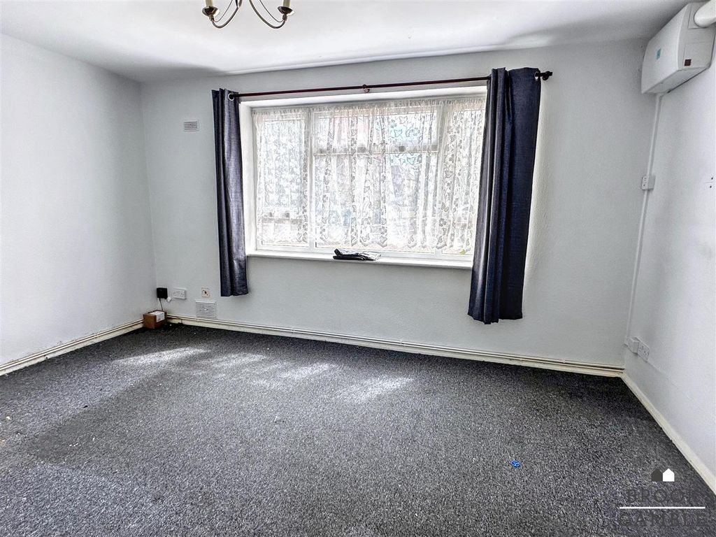 Property photo 2 of 7 01323 438506
