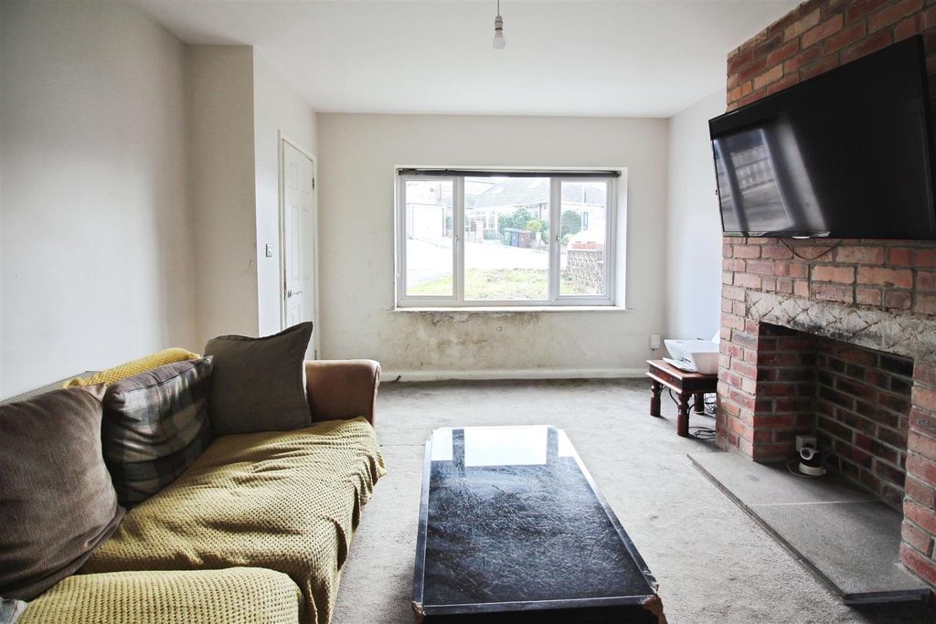 Property photo 3 of 12 Lounge