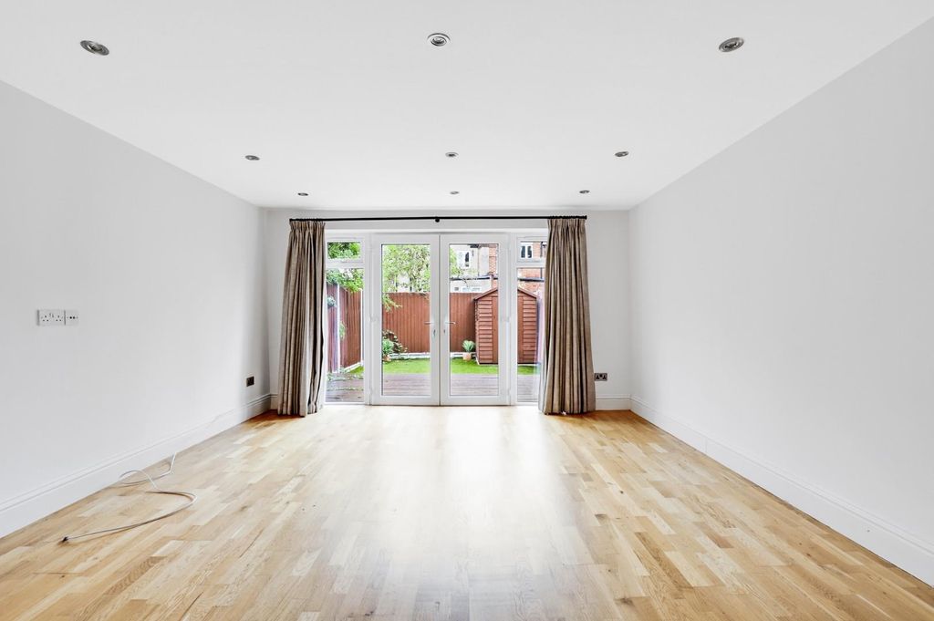 Property photo 3 of 18 06-1910Jhpropworld - 60 Larkbere Road - 14.Jpg