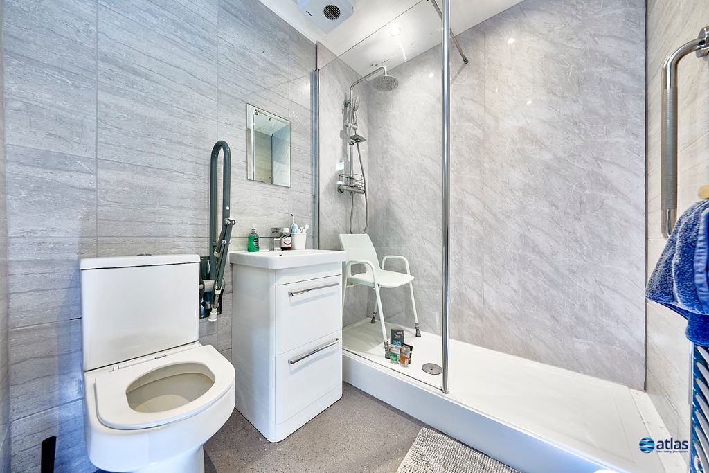 Property photo 3 of 11 Bathroom