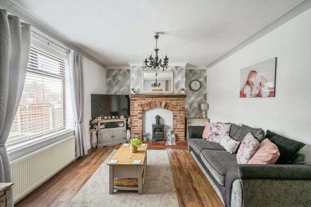 Property photo 3 of 17 Lounge