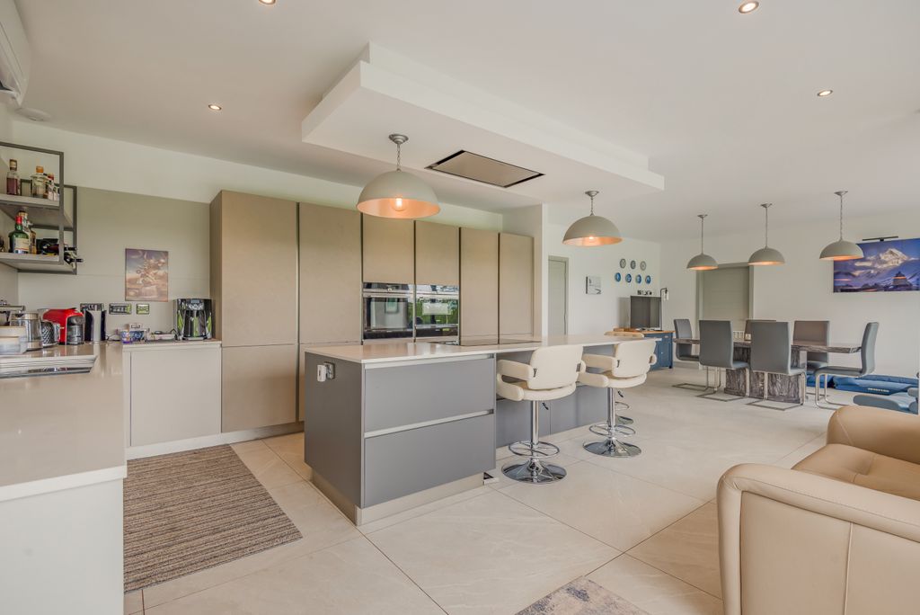 Property photo 3 of 24 8690772-Interior29