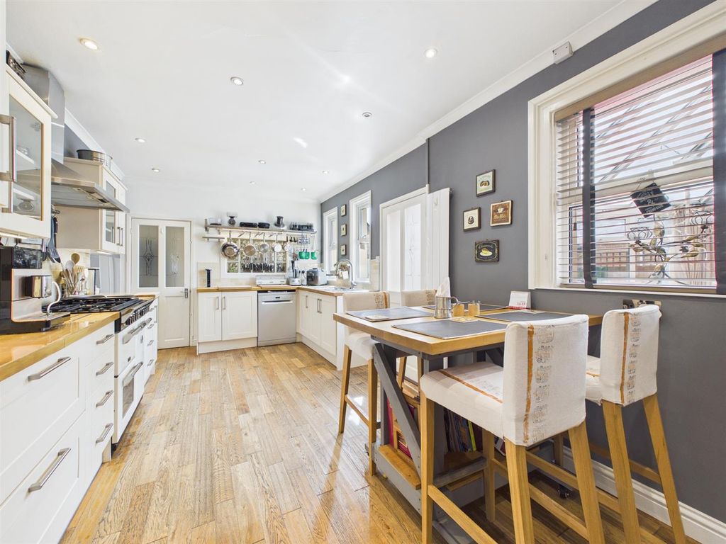 Property photo 3 of 28