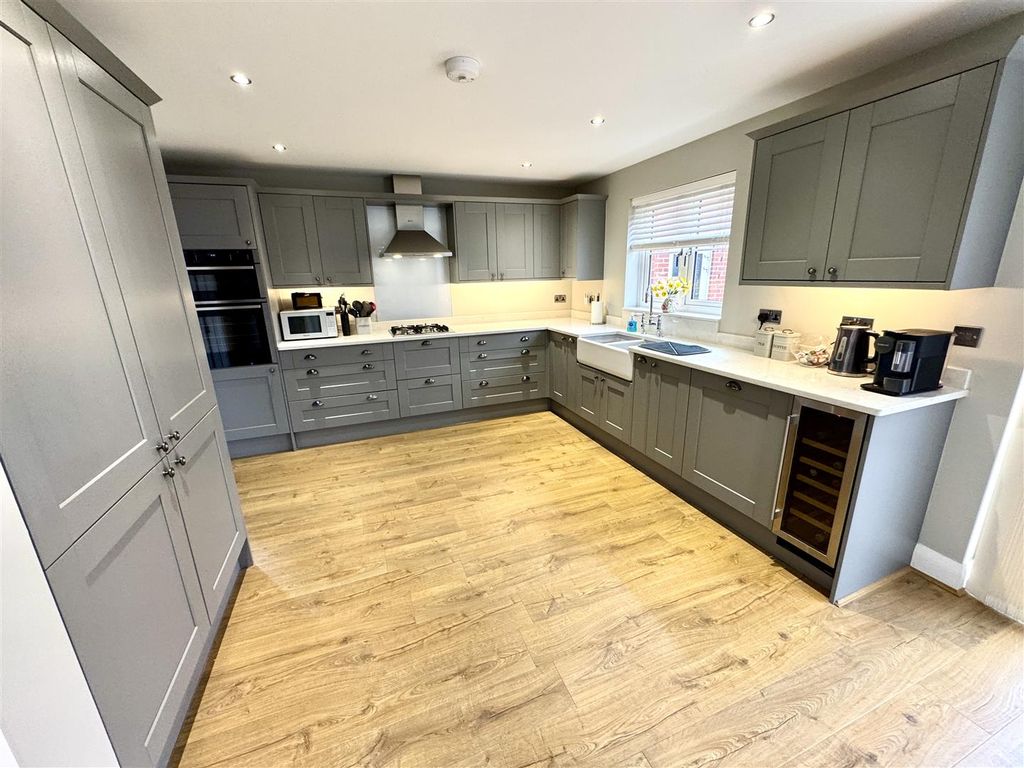 Property photo 2 of 22 Kitchen/Dining Room