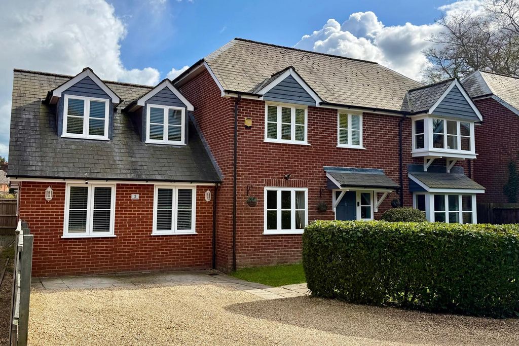 Property photo 1 of 35 Avonside Court Christchurch Road