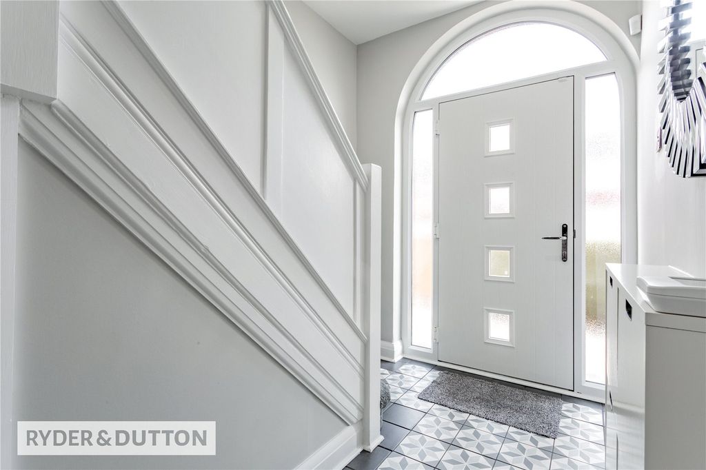 Property photo 2 of 21 Entrance Hall