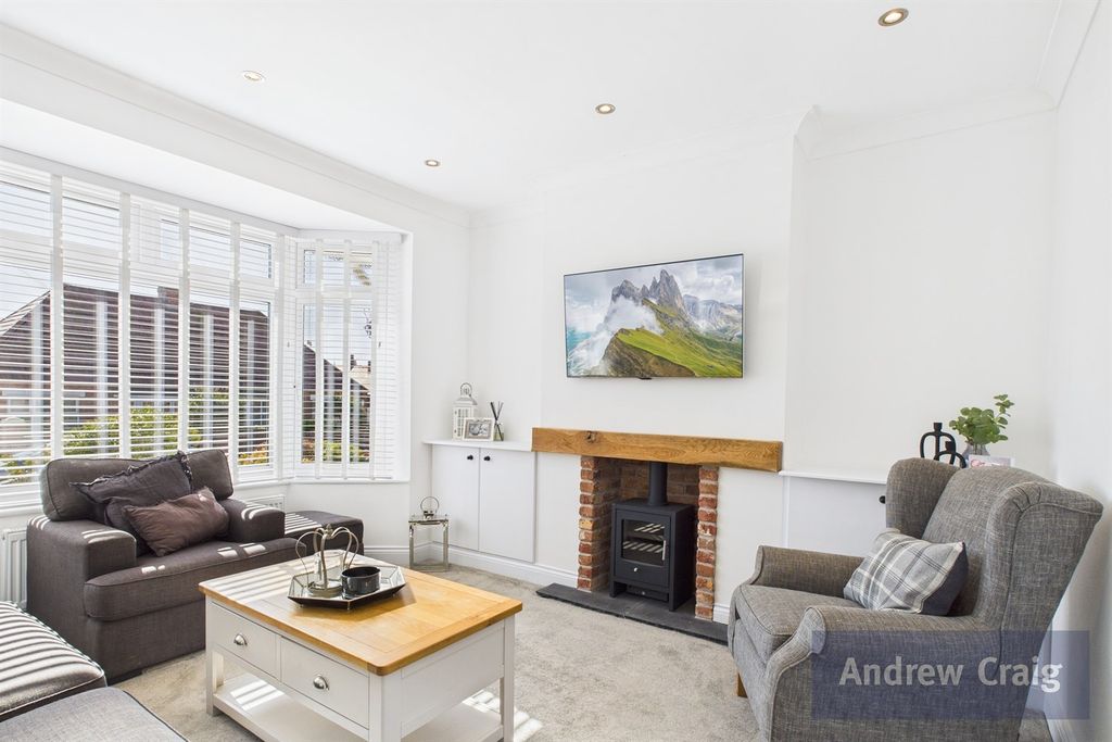 Property photo 2 of 25 Lounge