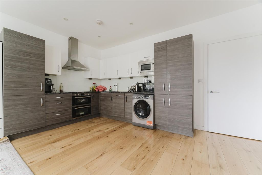 Property photo 3 of 9 Kitchen 2.Jpg