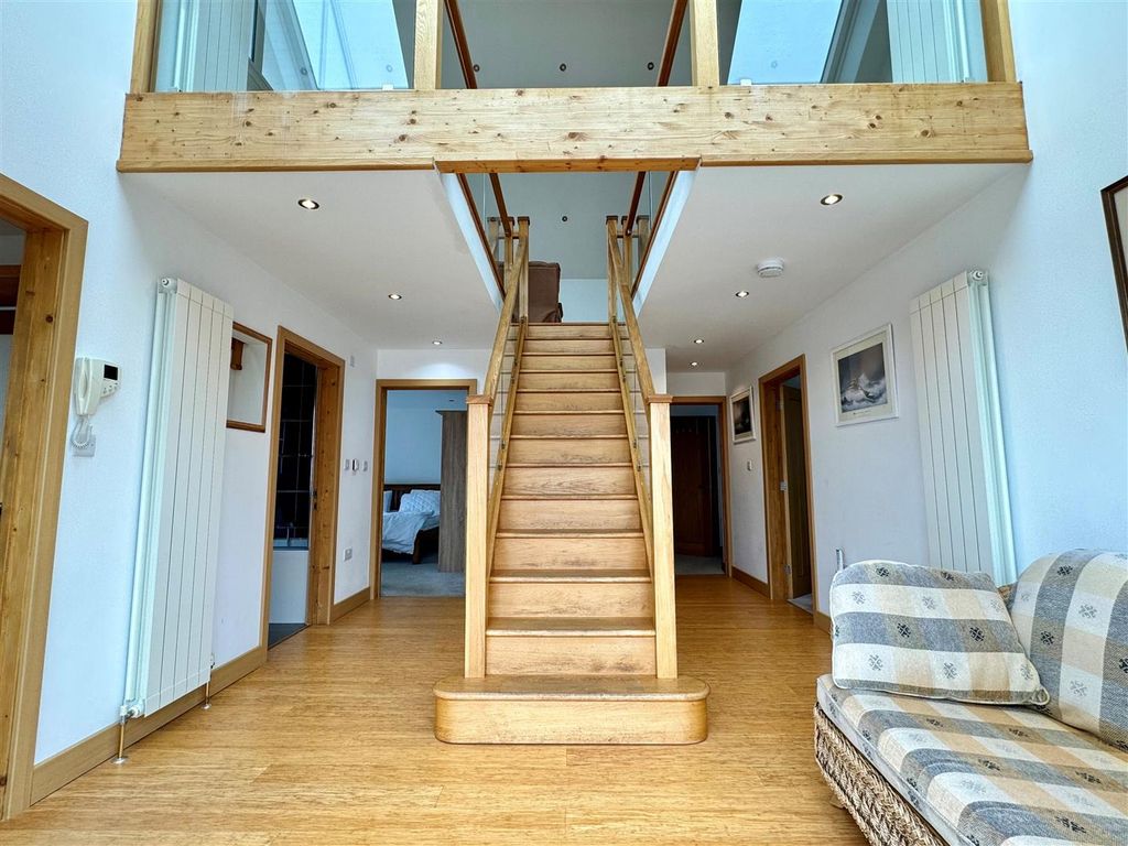 Property photo 2 of 20 Caledonian House Hallway