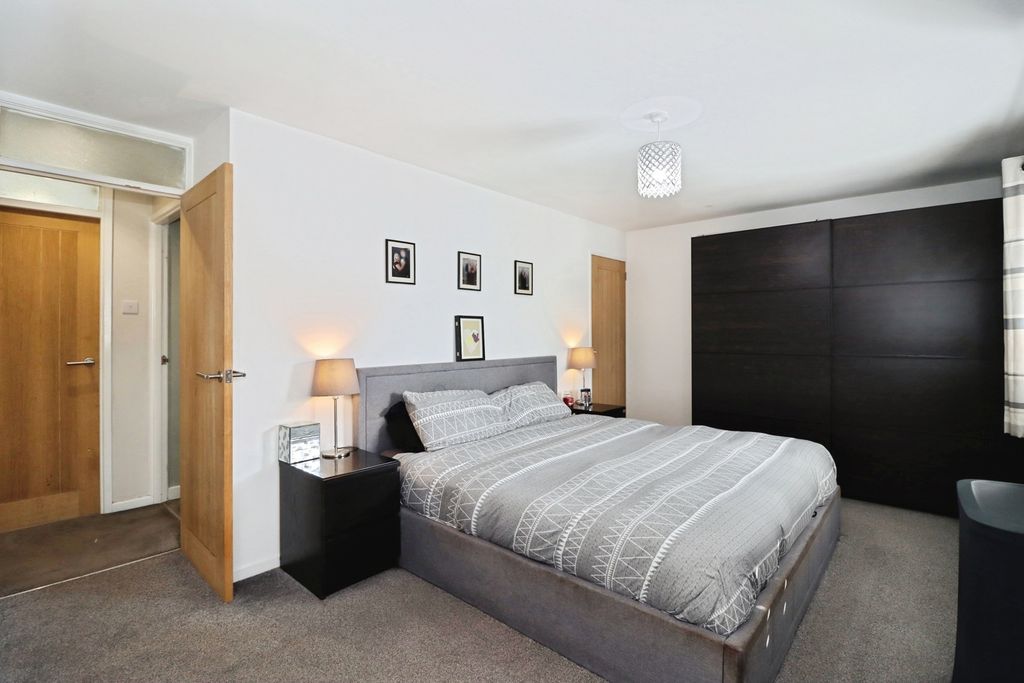 Property photo 2 of 18 Master Bedroom