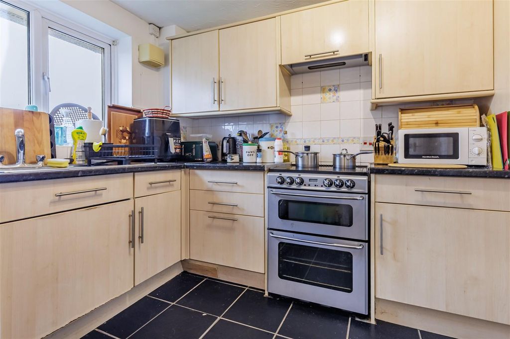 Property photo 3 of 15 30 Weald Hall (6).Jpg