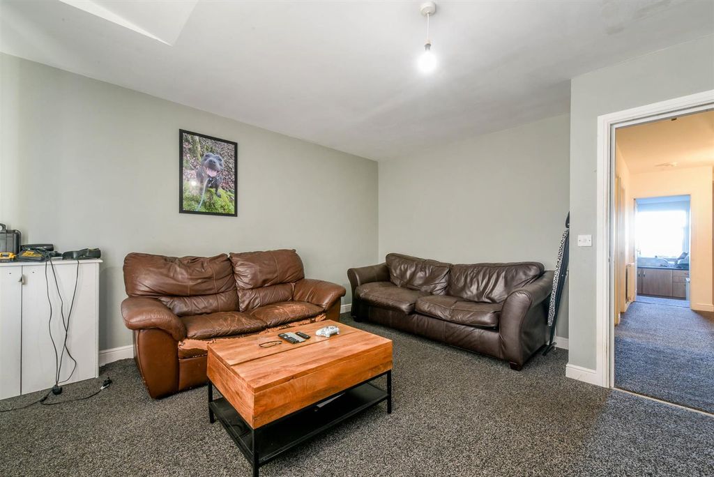 Property photo 3 of 17 Lounge