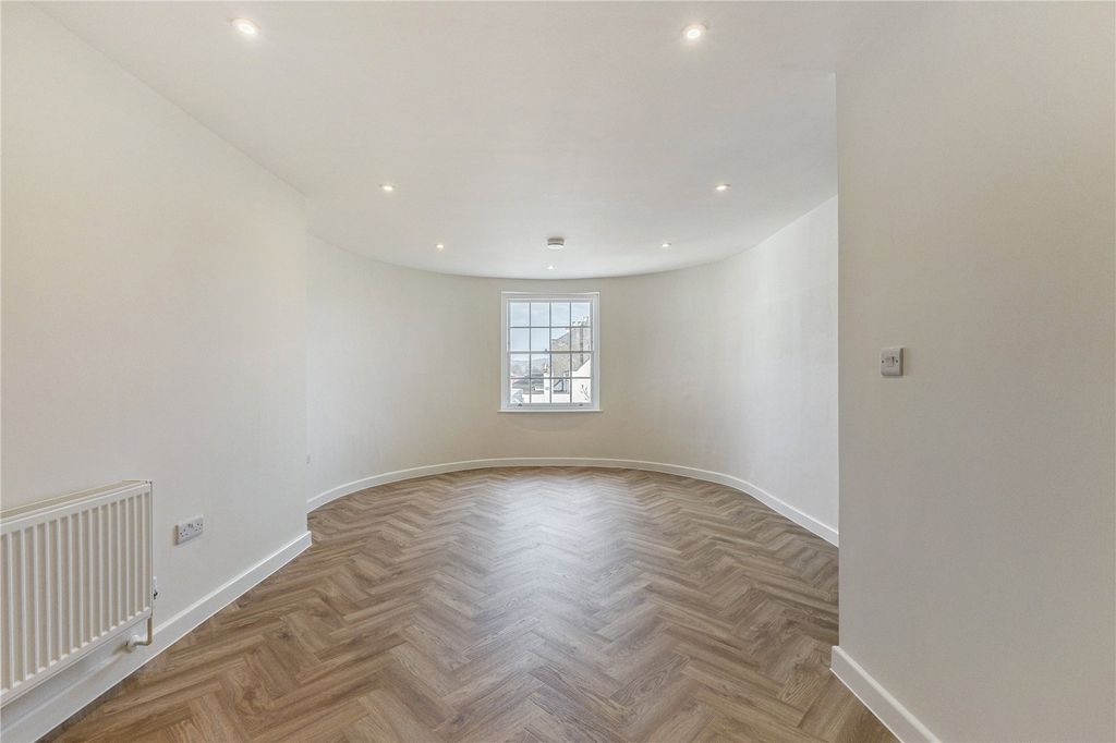 Property photo 2 of 9 Berkeley Place