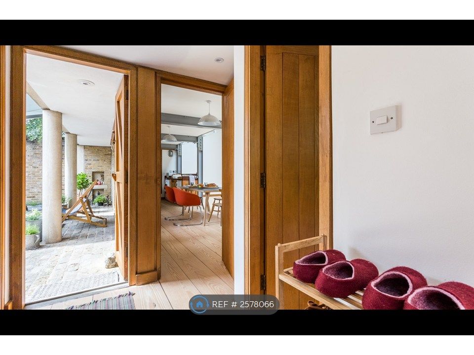 Property photo 2 of 20 Entrance Hall