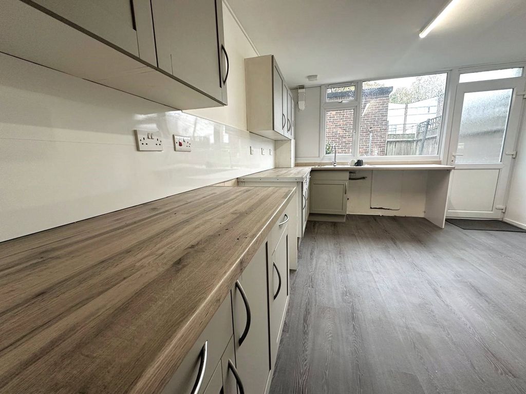 Property photo 3 of 18 Kitchen