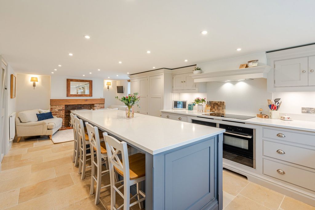 Property photo 2 of 25