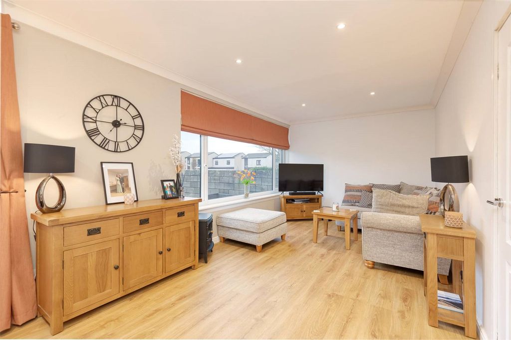 Property photo 2 of 20 Picture No. 27