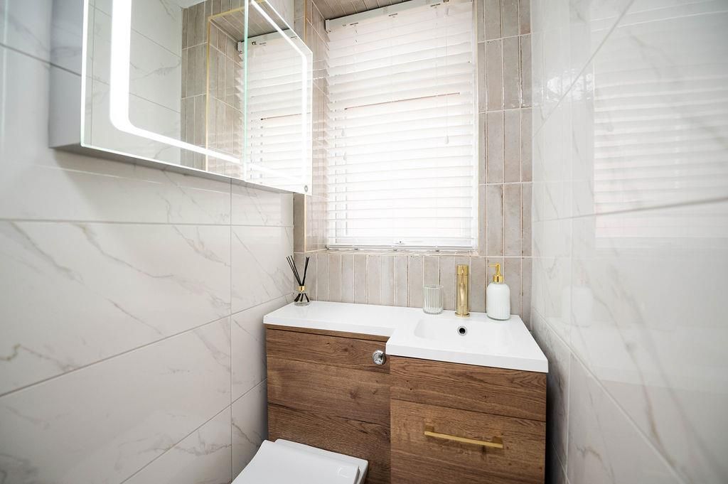 Property photo 2 of 21 Thebay_Room8_-9.Jpg