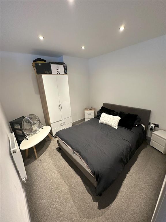 Property photo 3 of 5 Bedroom.Jpg