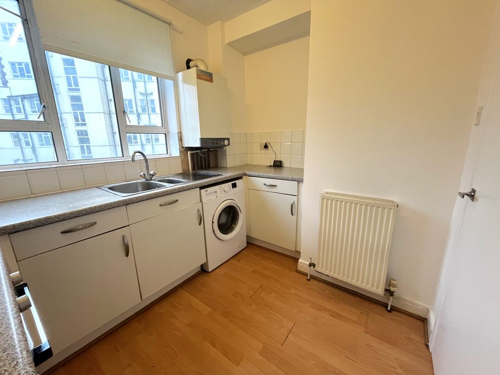 Property photo 3 of 11 Kitchen