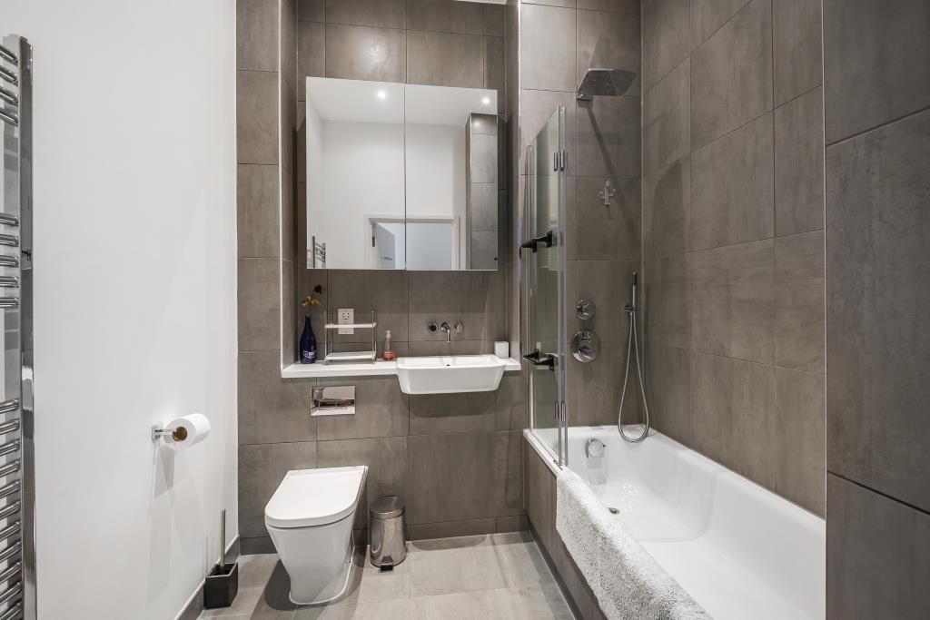 Property photo 2 of 12 Bathroom