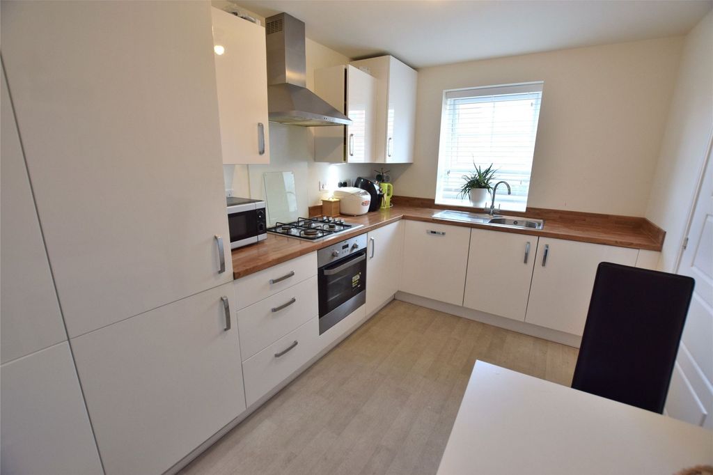 Property photo 2 of 10 Kitchen