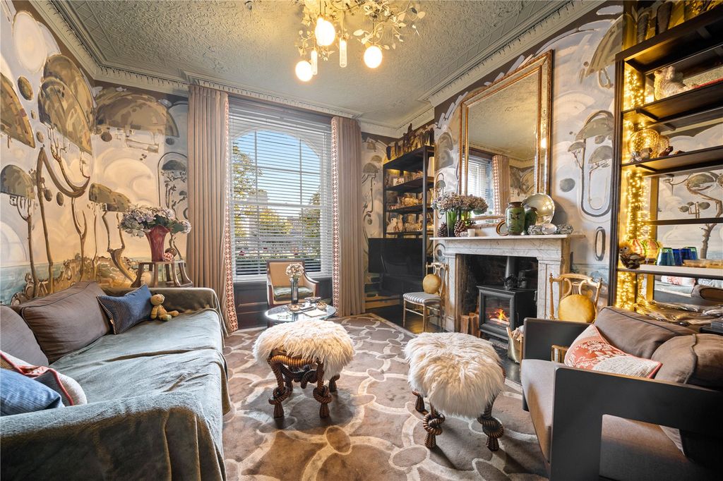 Property photo 1 of 11 Living Room