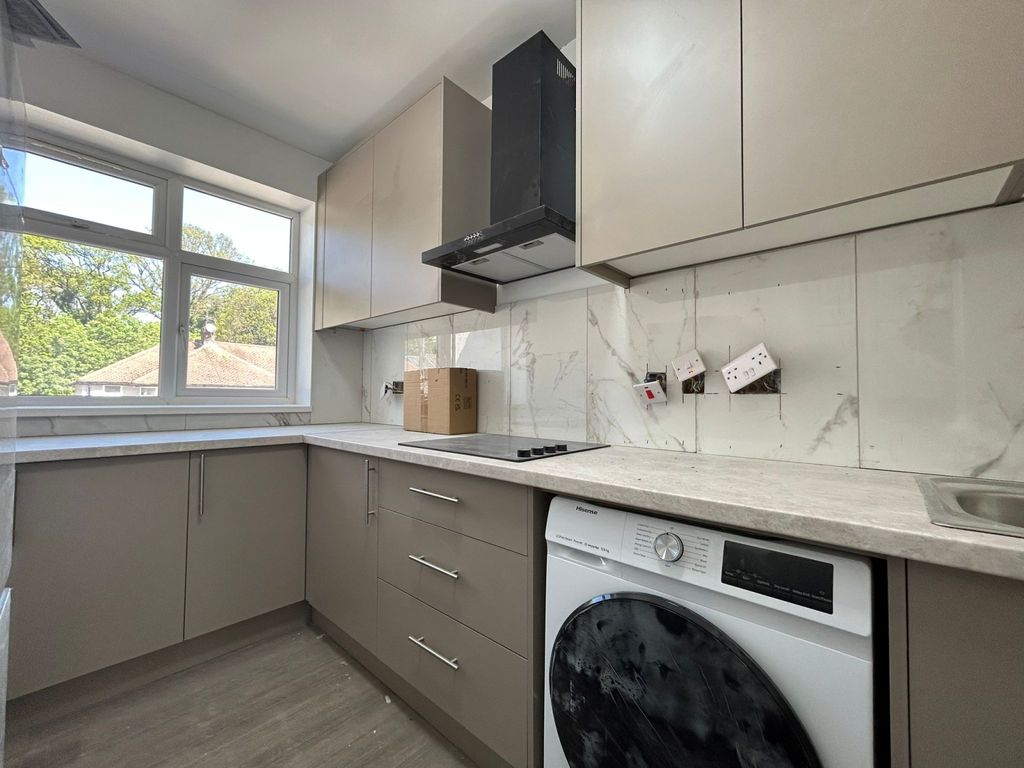 Property photo 1 of 12 3 Bed Flat To Rent Brentvale Avenue, Southall Ub1