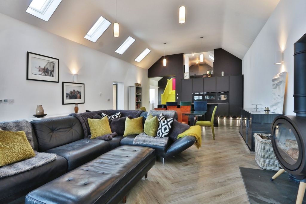 Property photo 2 of 49 4022615