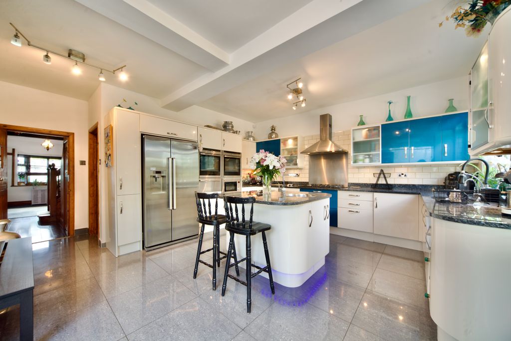 Property photo 1 of 37 Kitchen/Breakfast Bar Area (5)