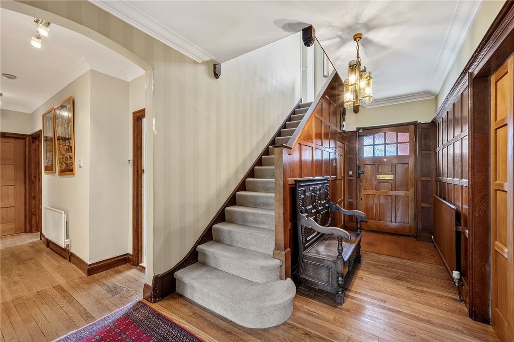 Property photo 2 of 23 Entrance Hall