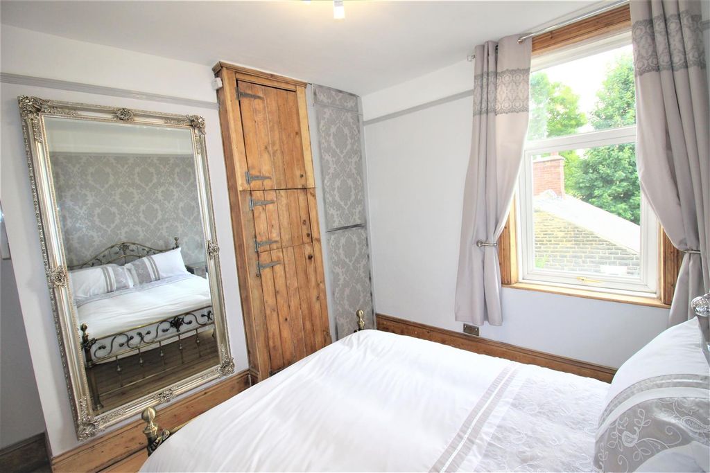 Property photo 3 of 12 Bedroom (1).Jpg