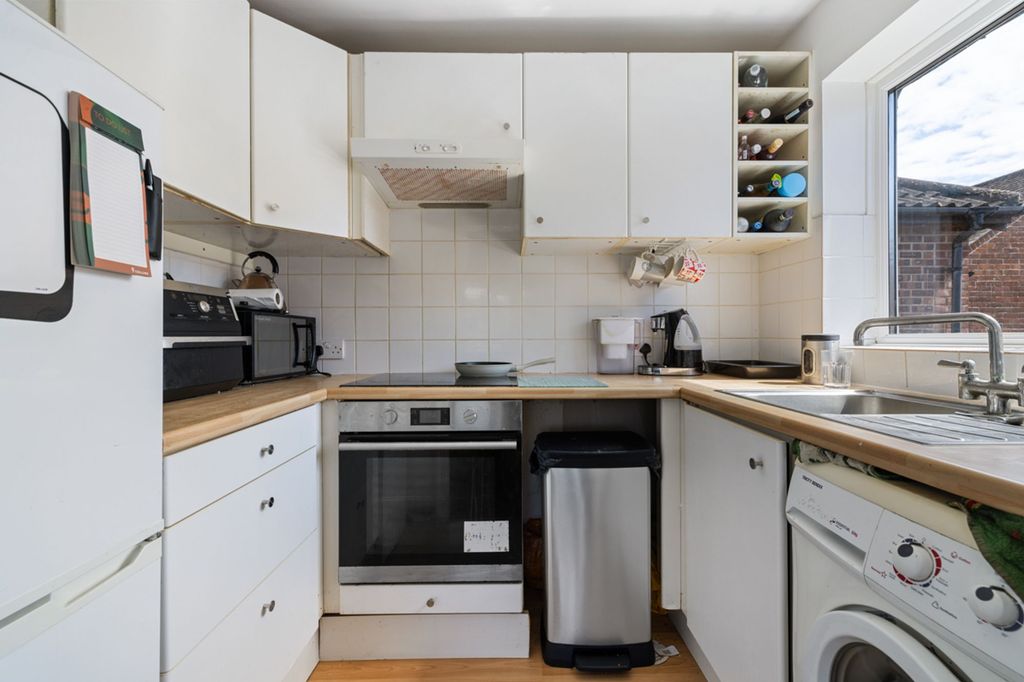 Property photo 3 of 11 Kitchen