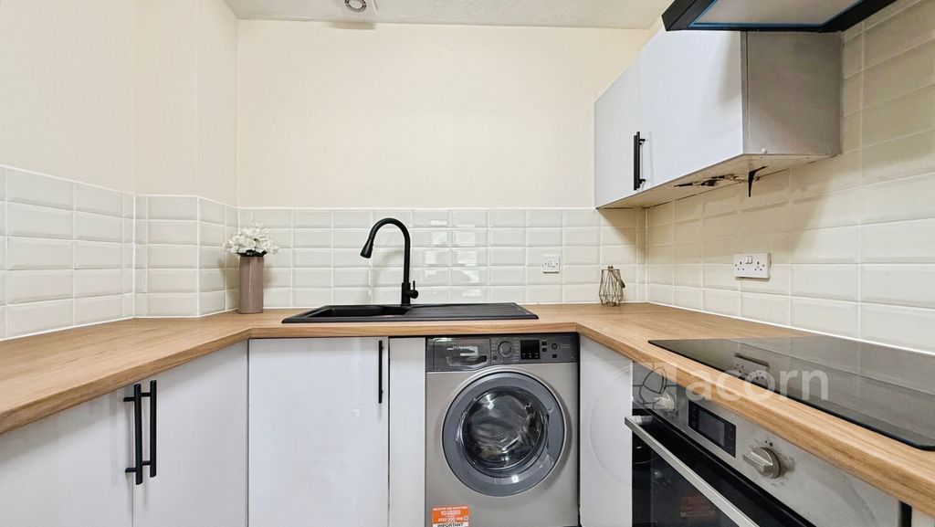 Property photo 2 of 8 E6148c66--4E02-9C...