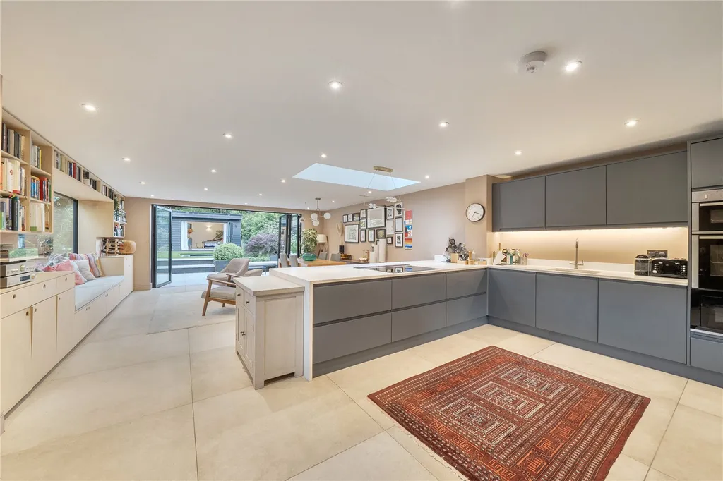 House in London, Colney Hatch - View 3
