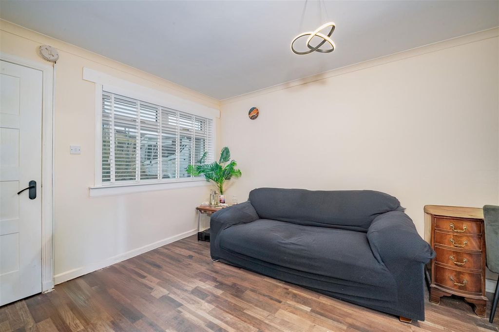 Property photo 2 of 13 20 Traquair Gardens Dundee-11.Jpg