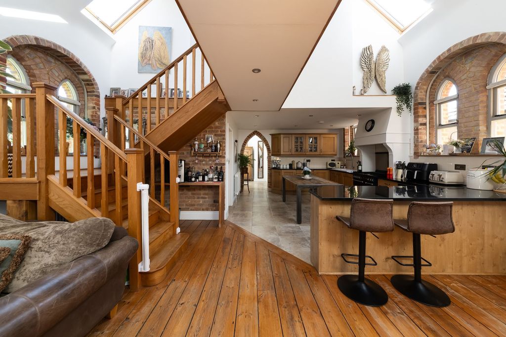 Property photo 3 of 38