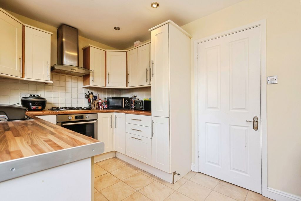 Property photo 3 of 16 Kitchen