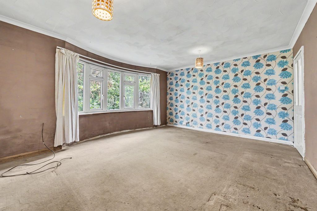 Property photo 3 of 15 5 Fernside, London Road, East Grinstead, West Sussex, Rh19 1Qs