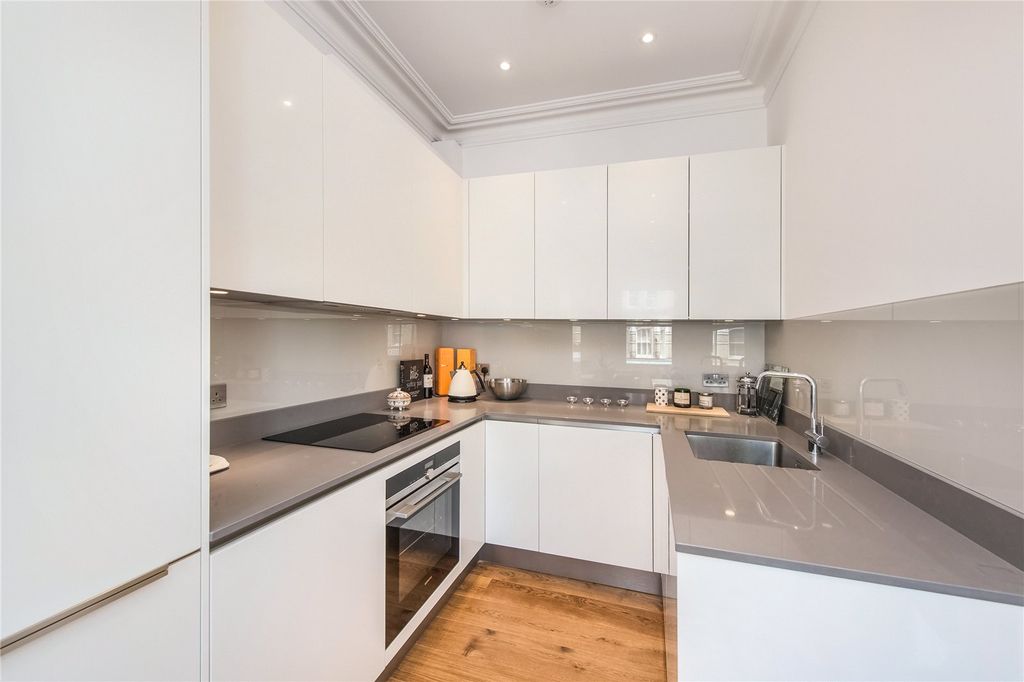 Property photo 3 of 8 Kitchen