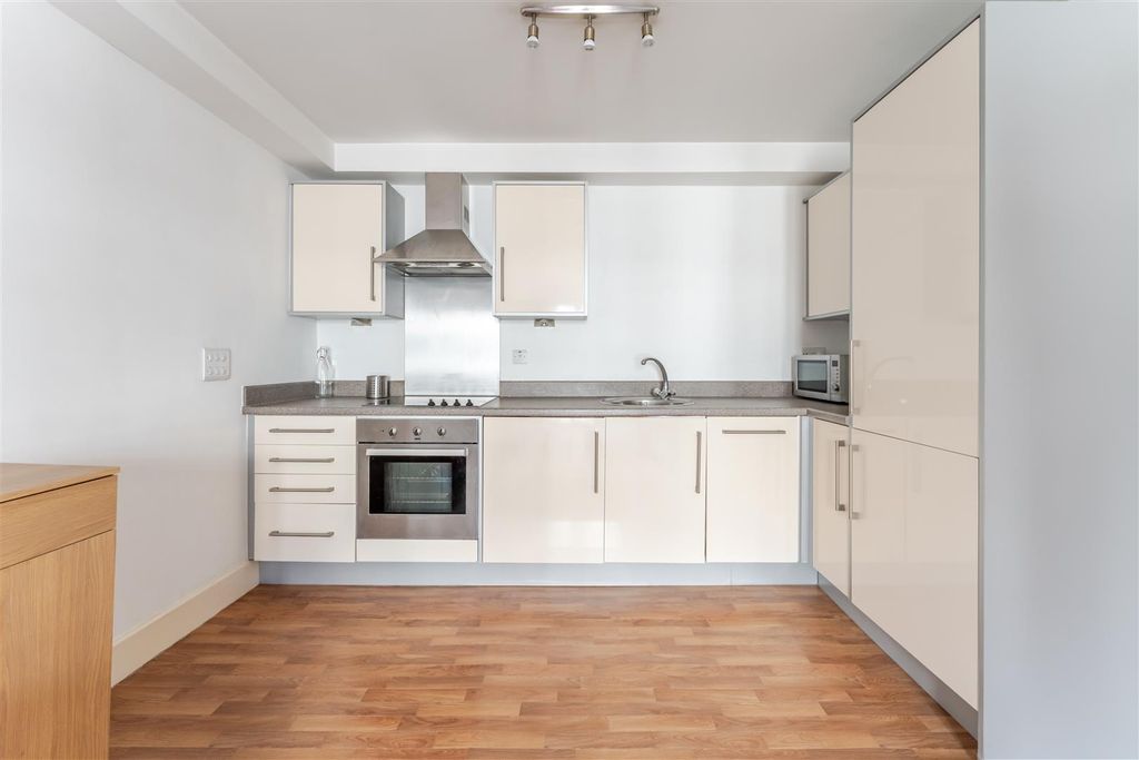 Property photo 1 of 19 Living Room/Kitchen