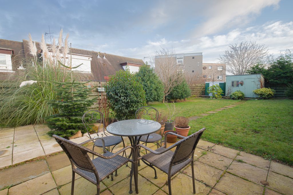 Property photo 2 of 8 Backgarden