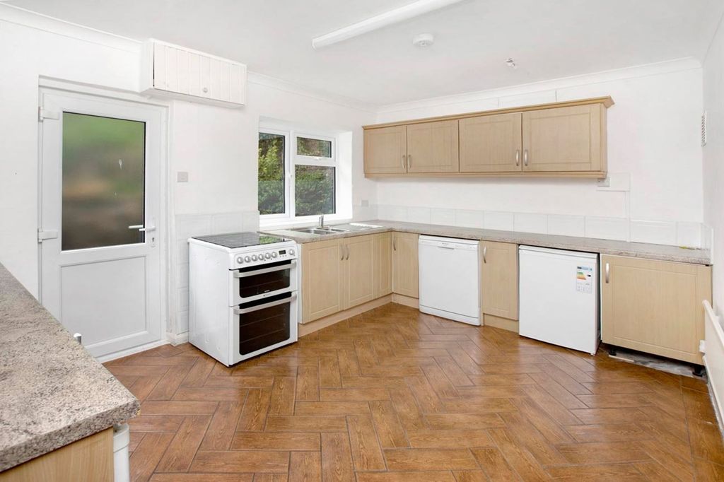 Property photo 2 of 11 Kitchen